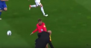 golpean a técnico de España. Foto: Especial. 