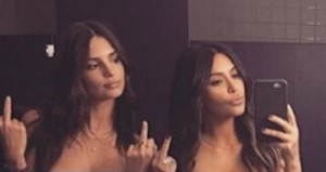 Kim Kardashian vuelve a desnudarse, ahora junto a Emily Ratajkowski