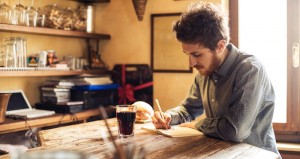 Los libros para colorear son los más indicados para relajarse después de un largo día, pero no son cómodos para llevar y utilizar en cualquier momento. Por el contrario, un cuaderno de dibujo y un lápiz pueden (¡y deben!) formar parte de tu día a día. Foto: Archivo