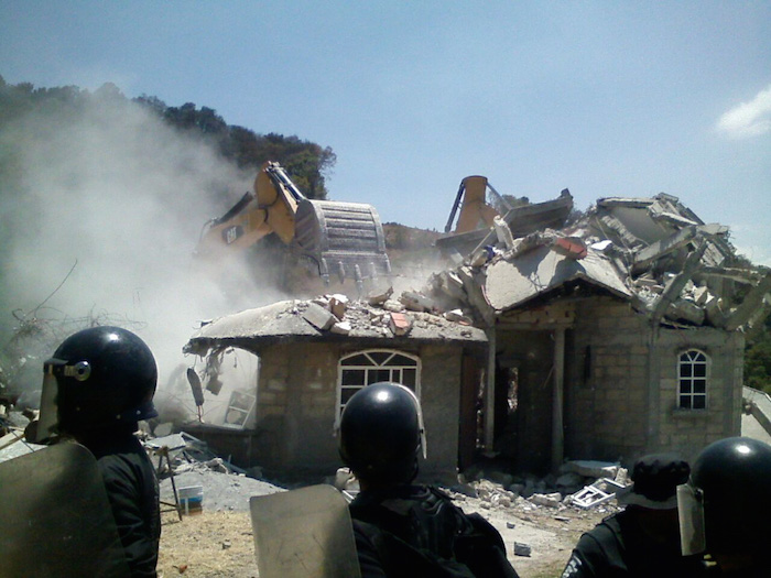 Uniformados apoyan en la destrucción de una de las propiedades de los habitantes de San Francisco Xochiocuautla. Foto: Cuartoscuro