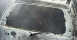 Los seis hombres quedaron totalmente calcinados, igual que otros dos vehículos. Además, el fuego alcanzó a dañar la fachada de una casa. Foto: Breitbart