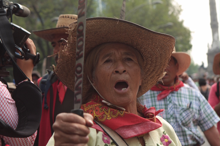 Habitantes de San salvador Atenco marchan tras diez años de lucha de Mayo Rojo. Foto: Valentina López / SinEmbargo
