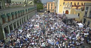 XALAPA, VERACRUZ, 27MAYO2016.- Por segunda ocasión, encabeza la rectora de la Universidad Veracruzana Sara Ladrón de Guevara una marcha que partió de la zona universitaria con destino a palacio de gobierno en exigencia del pago que mantiene el ejecutivo con la institución educativa.
FOTO: ALBERTO ROA /CUARTOSCURO.COM