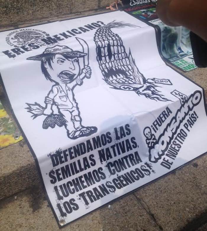 En la imagen, una de las pancartas desplegadas en el Ángel de la Independencia. Foto: SinEmbargo.