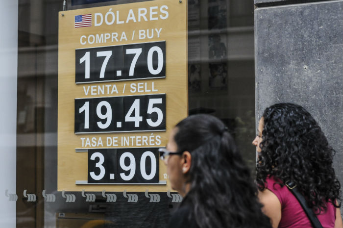 El dólar llegó a cotizarse arriba de los 19.50 pesos, a lo largo de la jornada el peso fue recuperando terreno. Foto: Cuartoscuro