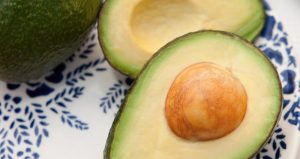 El aguacate es un ingrediente fundamental en la cocina mexicana. Ya sea como base de un platillo –por ejemplo el guacamole– o como complemento en tortas (emparedados), enchiladas, tostadas, flautas (tacos dorados) y hasta sopas, como en el caso de la sopa de tortilla. Foto: GlobalVoices