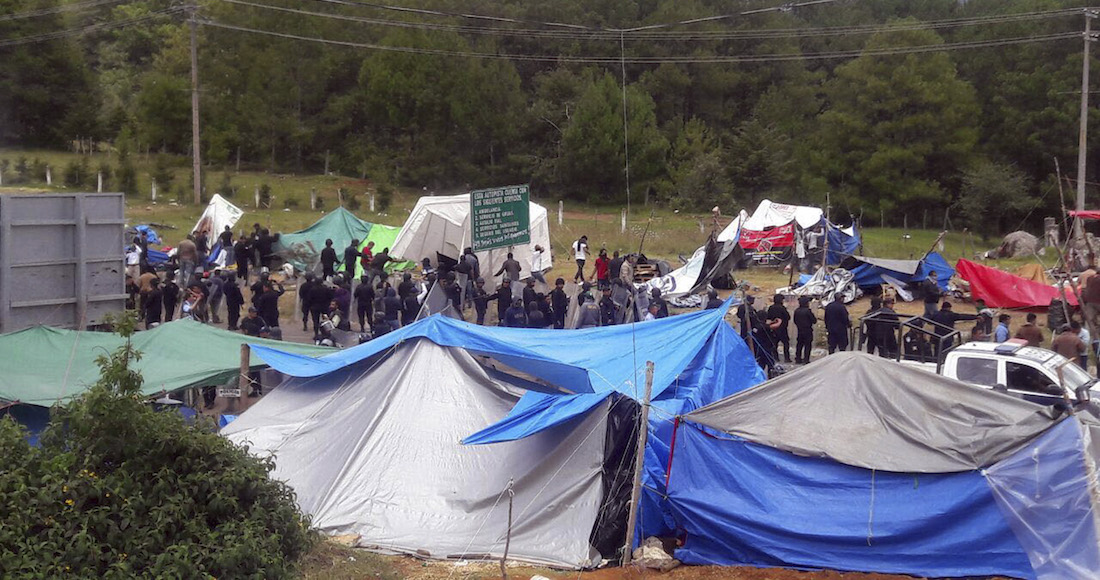 Un grupo de choque conformado por indígenas encapuchados y Policías Estatales, desalojaron a los maestros que mantenían un plantón en la autopista San Cristóbal-Tuxtla Gutiérrez. Foto: Cuarto Oscuro