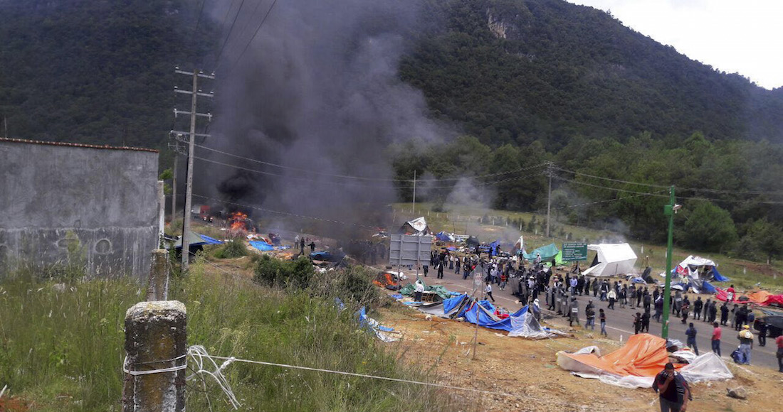Un grupo de choque conformado por indígenas encapuchados y Policías Estatales, desalojaron a los maestros que mantenían un plantón en la autopista San Cristóbal-Tuxtla Gutiérrez. Foto: Cuarto Oscuro