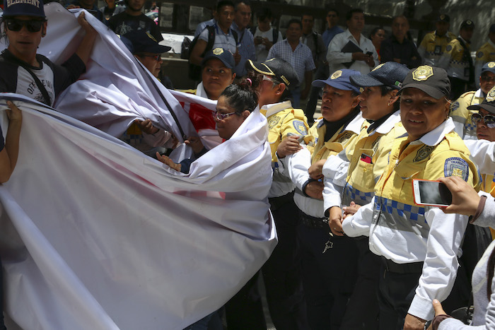 Familiares de personas desaparecidas fueron replegados por policías tras intentar instalar un plantón en avenida Paseo de la Reforma.
Foto: Saúl López/Cuarto Oscuro