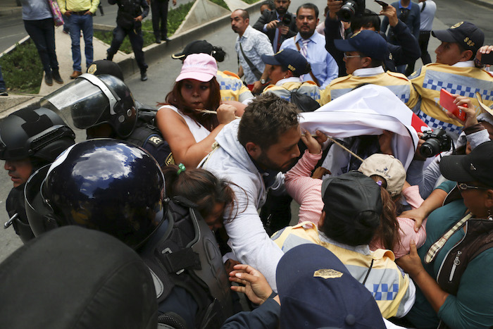 Familiares de personas desaparecidas fueron replegados por policías tras intentar instalar un plantón en avenida Paseo de la Reforma.
Foto: Saúl López/Cuarto Oscuro