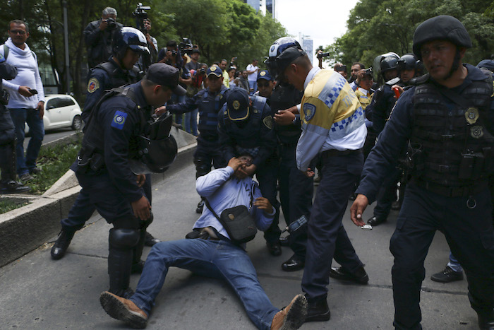 Familiares de personas desapacidas fueron encapsulados y replegados por elementos de la Policia de la Ciudad de México tras intertar instalar un plantón permanente sobre la avenida Paseo de la Reforma, los inconformes exigian una audiencia con la procuradora Arely Gomez González.
FOTO: SAÚL LÓPEZ /CUARTOSCURO.COM