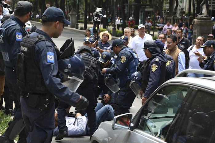 Familiares de personas desaparecidas fueron replegados por policías tras intentar instalar un plantón en avenida Paseo de la Reforma.
Foto: Saúl López/Cuarto Oscuro