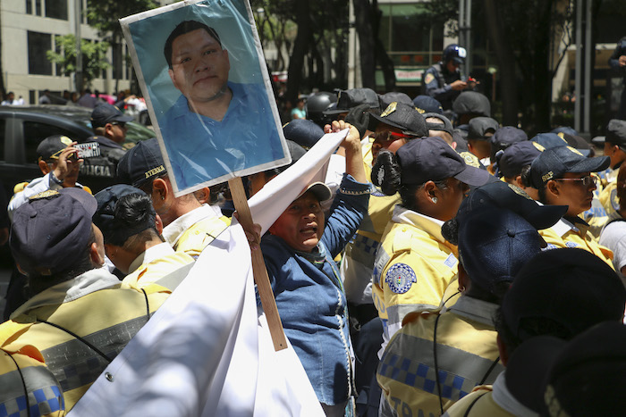 Familiares de personas desaparecidas fueron replegados por policías tras intentar instalar un plantón en avenida Paseo de la Reforma.
Foto: Saúl López/Cuarto Oscuro