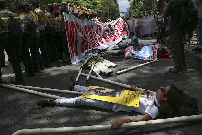 Familiares de personas desaparecidas fueron replegados por policías tras intentar instalar un plantón en avenida Paseo de la Reforma.
Foto: Saúl López/Cuarto Oscuro