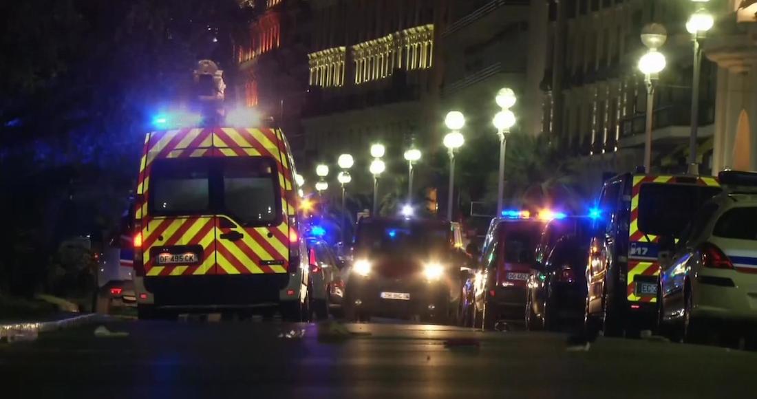 Ambulancias y carros de la policía en el lugar en el que un camión subió a la acera y embistió a una multitud reunida para ver los fuegos artificiales en la turística ciudad de Niza. Foto: AP
