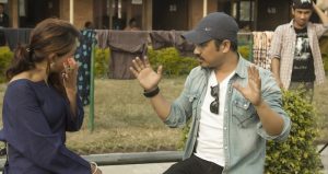 Arjun Shah charla con una sobreviviente de quemaduras antes de la sesión de fotos. Foto: GlobalVoices