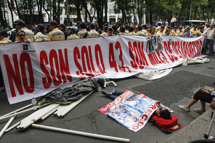 Familiares de personas desaparecidas fueron replegados por policías tras intentar instalar un plantón en avenida Paseo de la Reforma.
Foto: Saúl López/Cuarto Oscuro