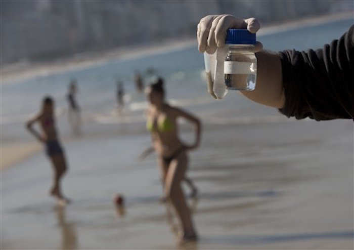 Muestras de arena y agua en la playa de Ipanema para un estudio encargado por The Associated Press. Foto: AP