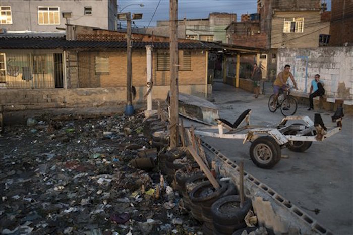Casas que se encuentran junto a la orilla de la altamente contaminada Bahía Guanabara en Río. Foto: AP