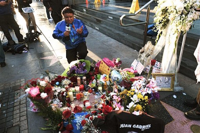 Un admirador canta en un memorial improvisado en la estrella de Juan Gabriel en el Paseo de la Fama de Hollywood. Foto: AP