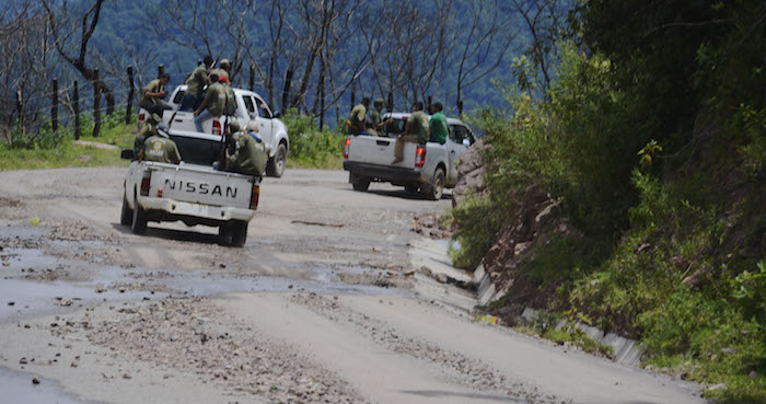 Habitantes de La Vuelta reportan que a pesar de que esto sucedió el sábado pasado la unidad motriz permanece ahí con los impactos de las armas de fuego. FOTO: CUARTOSCURO