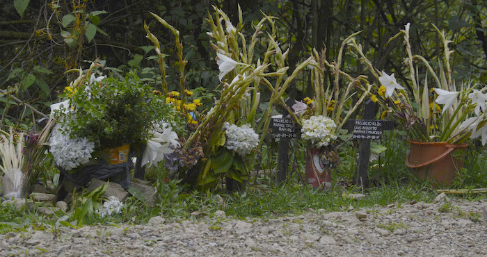 Habitantes de La Vuelta reportan que a pesar de que esto sucedió el sábado pasado la unidad motriz permanece ahí con los impactos de las armas de fuego. FOTO: CUARTOSCURO