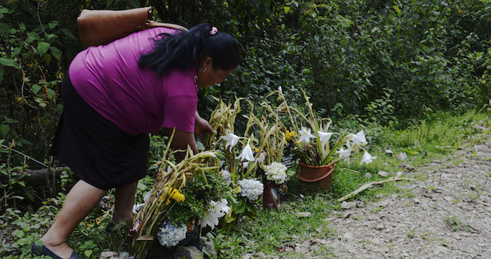 Habitantes de La Vuelta reportan que a pesar de que esto sucedió el sábado pasado la unidad motriz permanece ahí con los impactos de las armas de fuego. FOTO: CUARTOSCURO