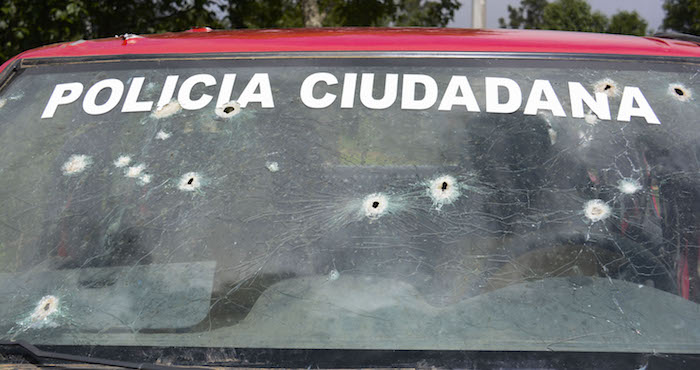 Habitantes de La Vuelta reportan que a pesar de que esto sucedió el sábado pasado la unidad motriz permanece ahí con los impactos de las armas de fuego. FOTO: CUARTOSCURO