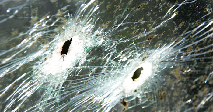 Habitantes de La Vuelta reportan que a pesar de que esto sucedió el sábado pasado la unidad motriz permanece ahí con los impactos de las armas de fuego. FOTO: CUARTOSCURO