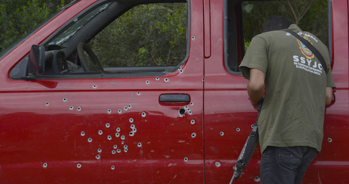 Habitantes de La Vuelta reportan que a pesar de que esto sucedió el sábado pasado la unidad motriz permanece ahí con los impactos de las armas de fuego. FOTO: CUARTOSCURO