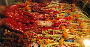 En medio de la mesa de ofrendas una partera recibe la sangre y las plegarias necesarias para renovar su don de curar. Foto: RAM