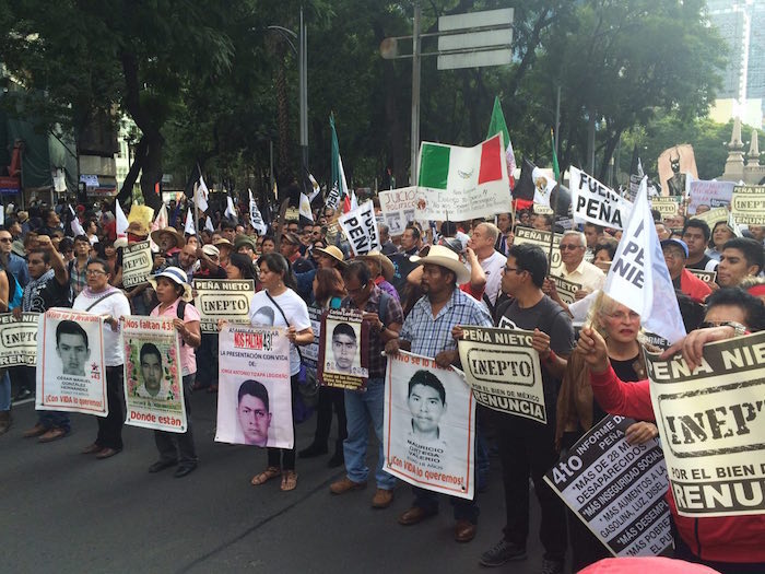 Padres de los 43 estudiantes de Ayotzinapa desaparecidos exigen la renuncia de Peña Nieto. Foto: Octavio Rivera, SinEmbargo 