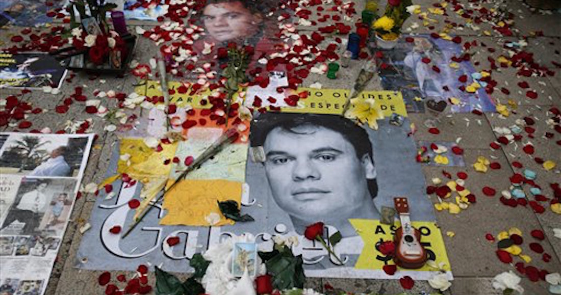 Pétalos de flores y fotografías del fallecido músico mexicano adornan la plaza afuera del Palacio de Bellas Artes. Foto: AP