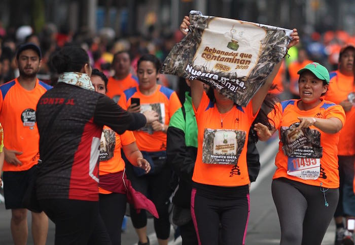 En la CdMx, activistas de Greenpeace fueron agredidos durante el #GlobalEnergyRace, organizado por Bimbo. Fotos: Cortesía.