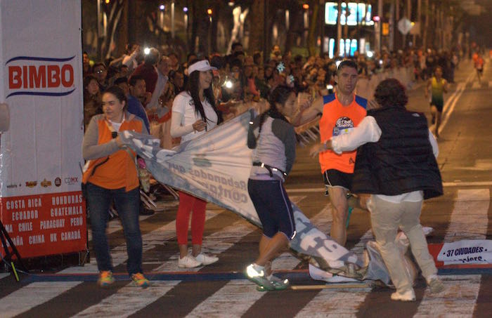 En la CdMx, activistas de Greenpeace fueron agredidos durante el #GlobalEnergyRace, organizado por Bimbo. Fotos: Cortesía.