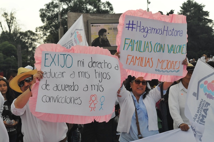 Los manifestantes llevan diversas consignas en sus pancartas: “Familia unida , jamás será vencida”. Foto: Cuartoscuro