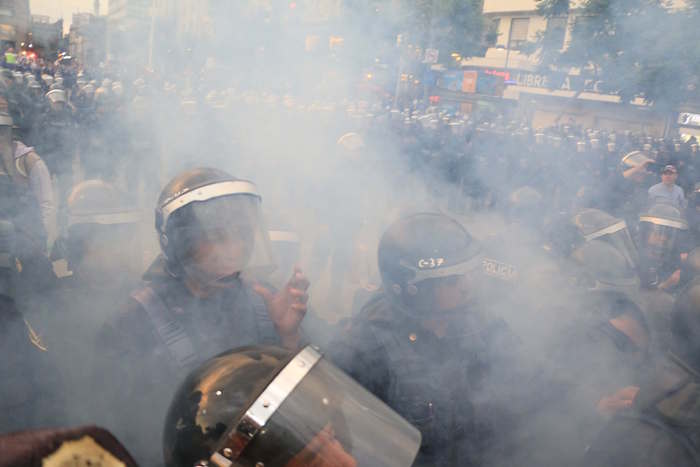Policías impidieron el paso de manifestantes al Zócalo de la Ciudad de México. Foto: Cuartoscuro 