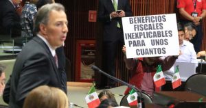 CIUDAD DE MÉXICO, 22SEPTIEMBRE2016.- José Antonio Meade Kuribreña, Secretario de Hacienda, compareció ante el pleno de la Cámara de Diputados para explicar la propuesta de paquete económico 2017.En la imagen Blanca Cuata diputada de MORENA, mostró una pancarta cuando el titular de Hacienda respondía preguntas por legisladores.
FOTO: SAÚL LÓPEZ /CUARTOSCURO.COM