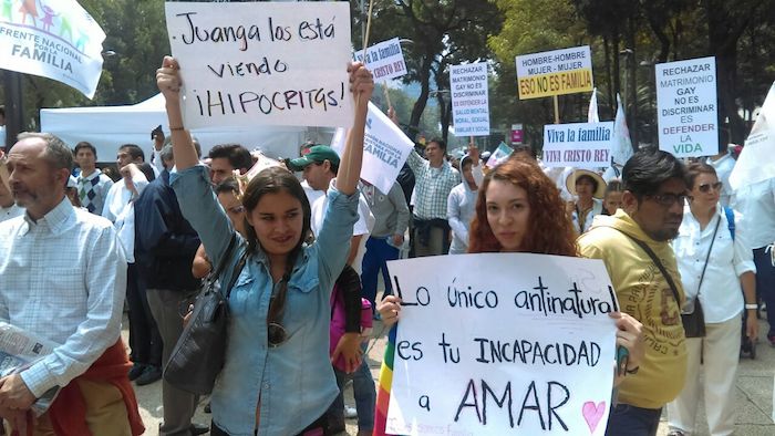 Dos jóvenes mujeres se manifiestan en favor del matrimonio igualitario del lado de la marcha "Por la familia". Foto: Juan Luis García, SinEmbargo