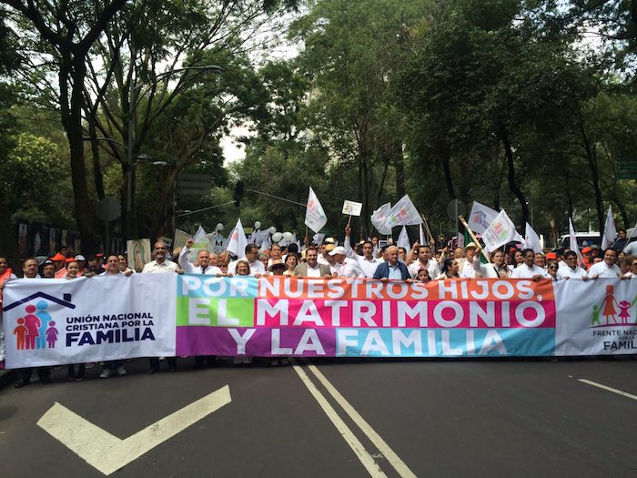 La movilización "Por la Familia" partió de las inmediaciones del Auditorio Nacional. Foto: Sandra Sánchez, SinEmbargo