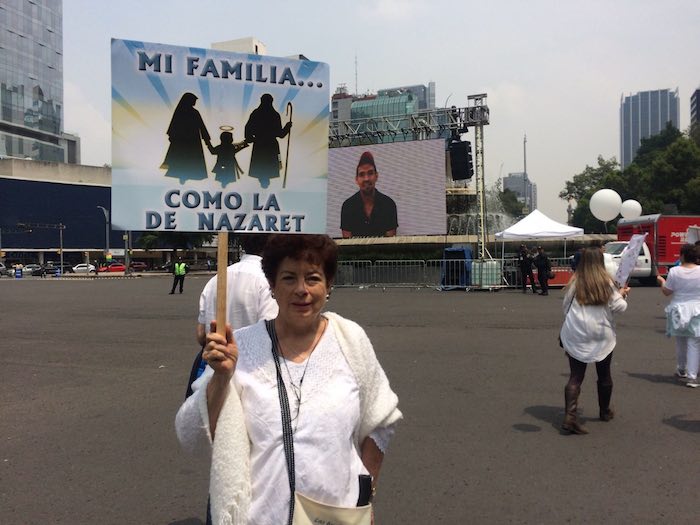 En la Estela de Luz se colocaron pantallas donde se transmite lo que sucede en el Ángel de la Independencia. Foto: Sandra Sánchez, SinEmbargo