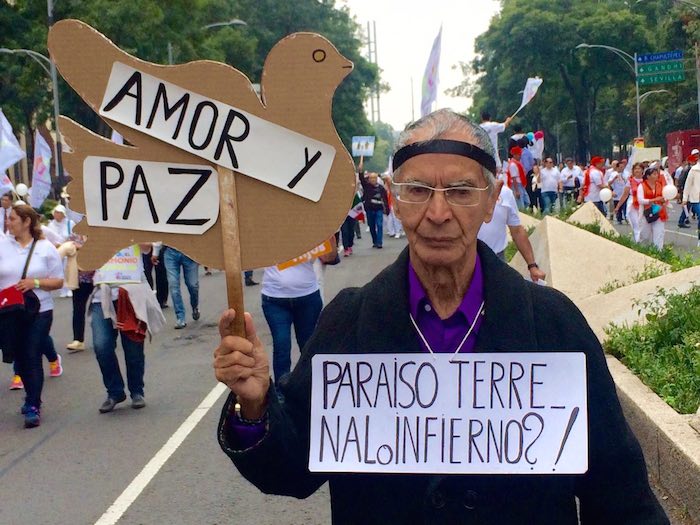 Los manifestantes portan pancartas con diversas consignas. Foto: Sandra Sánchez, SinEmbargo