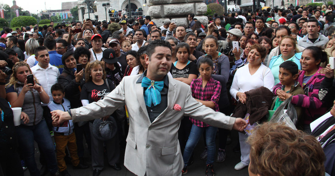 Miles de seguidpres esperan ver las cenizas de Juan Gabriel. Se prevee que el homenaje dure toda la noche Foto: Cuartoscuro