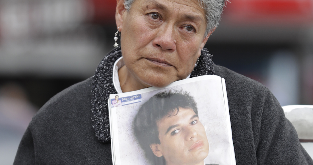 Los restos de Alberto Aguilera Valadez, conocido como Juan Gabriel, llegaron a la capital mexicana. Foto: AP