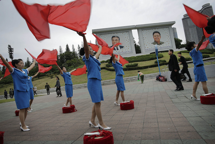 Mujeres norcoreanas frente a retratos de los fallecidos líderes Kim Il Sung, a la izquierda y Kim Jong Il en Pyongyang. Foto: AP