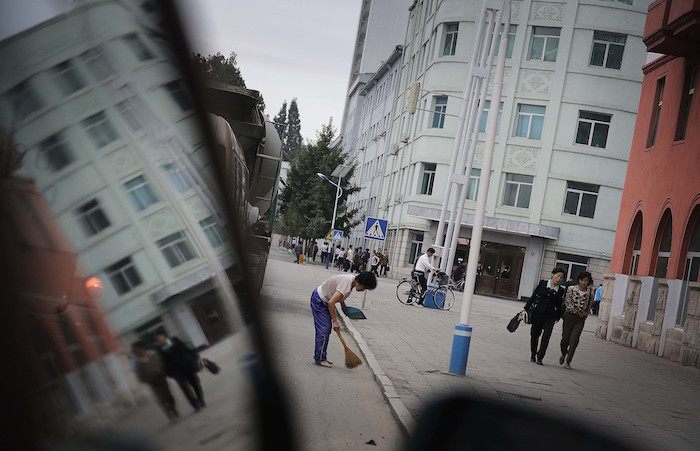 Una mujer anciana barre las calles en Pyongyang. Foto: AP