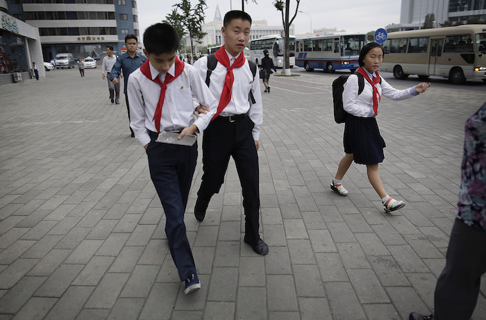 Niños caminan a la escuela en Pyongyang, la capital de Norcorea. Foto: AP