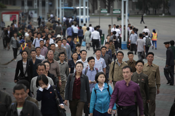 Un grupo de personas van a trabajar temprano en la mañana en Pyongyang. Foto: AP