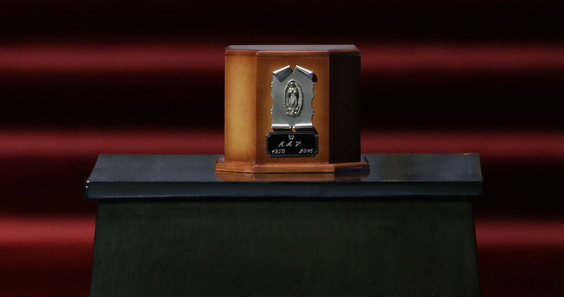 La urna con los restos de Juan Gabriel llegaron hoy a Bella Artes. foto: AP