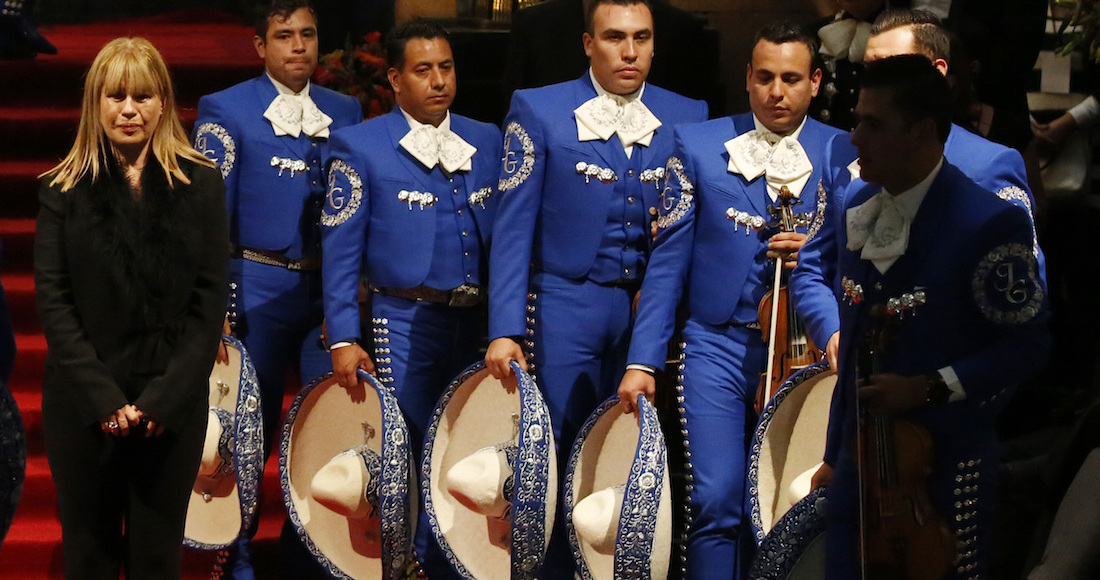 El mariachi Gama Mil y Mi Tierra fueron los encargados de abrir el homenaje a “El Divo” con Amor Eterno. Foto: AP